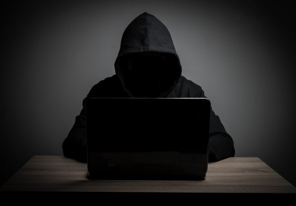 No, la palabra 'hacker' no significa 'criminal informático